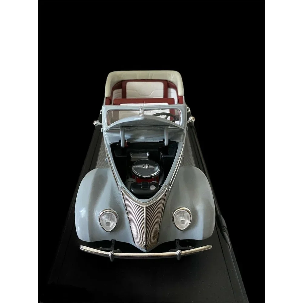 Road Signature 1:18 1937 Ford V-8 Convertible